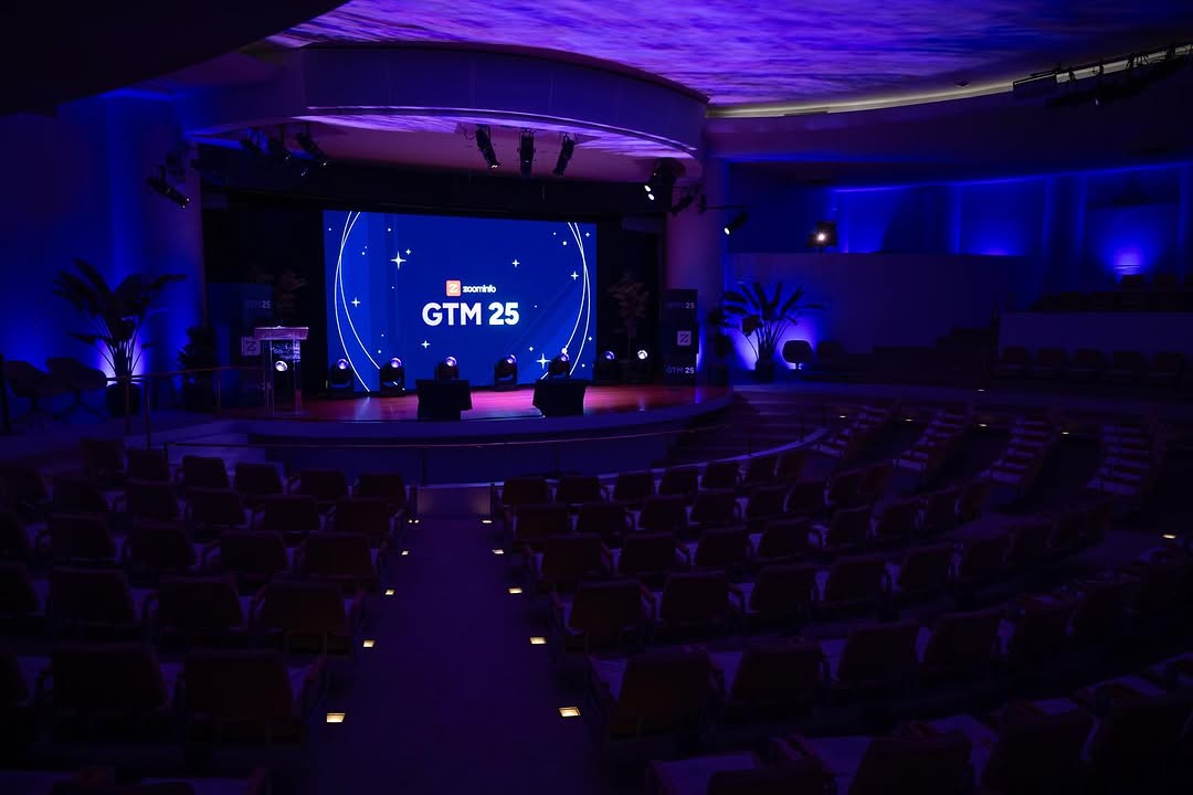 Blue stage lighting and a GTM 25 screen at the Guggenheim